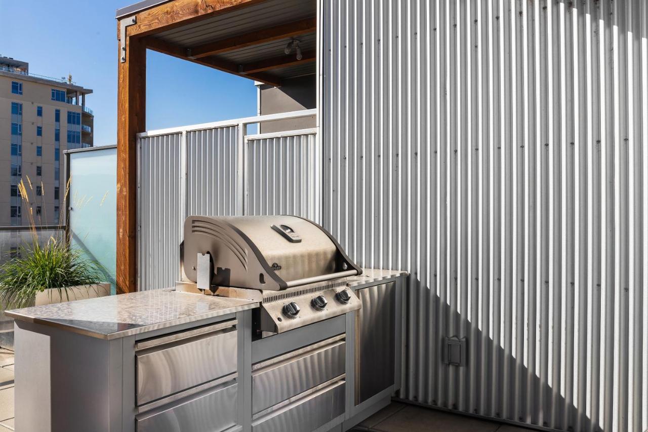 CORNER NEST - BRAND NEW LUXURY 2BED CONDO in DOWNTOWN Kelowna Exterior foto