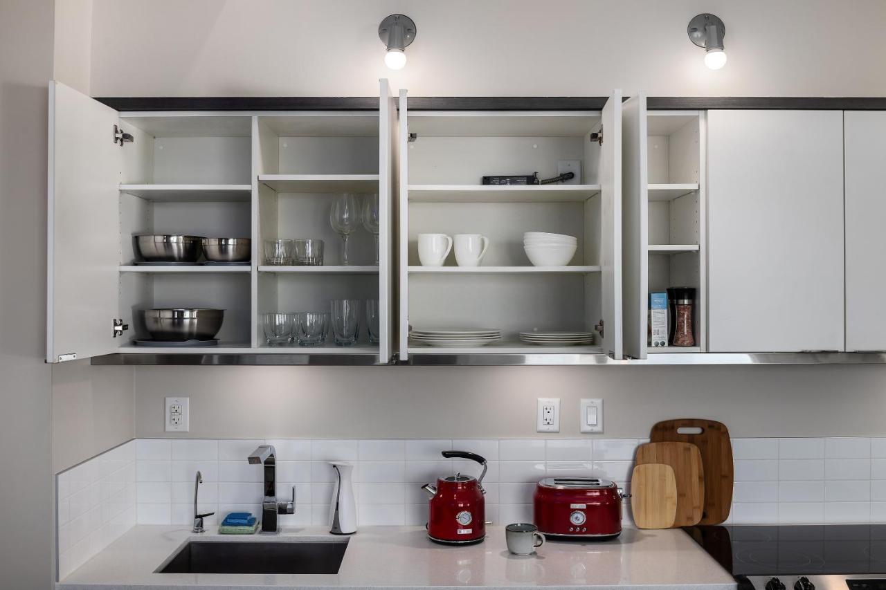 CORNER NEST - BRAND NEW LUXURY 2BED CONDO in DOWNTOWN Kelowna Exterior foto