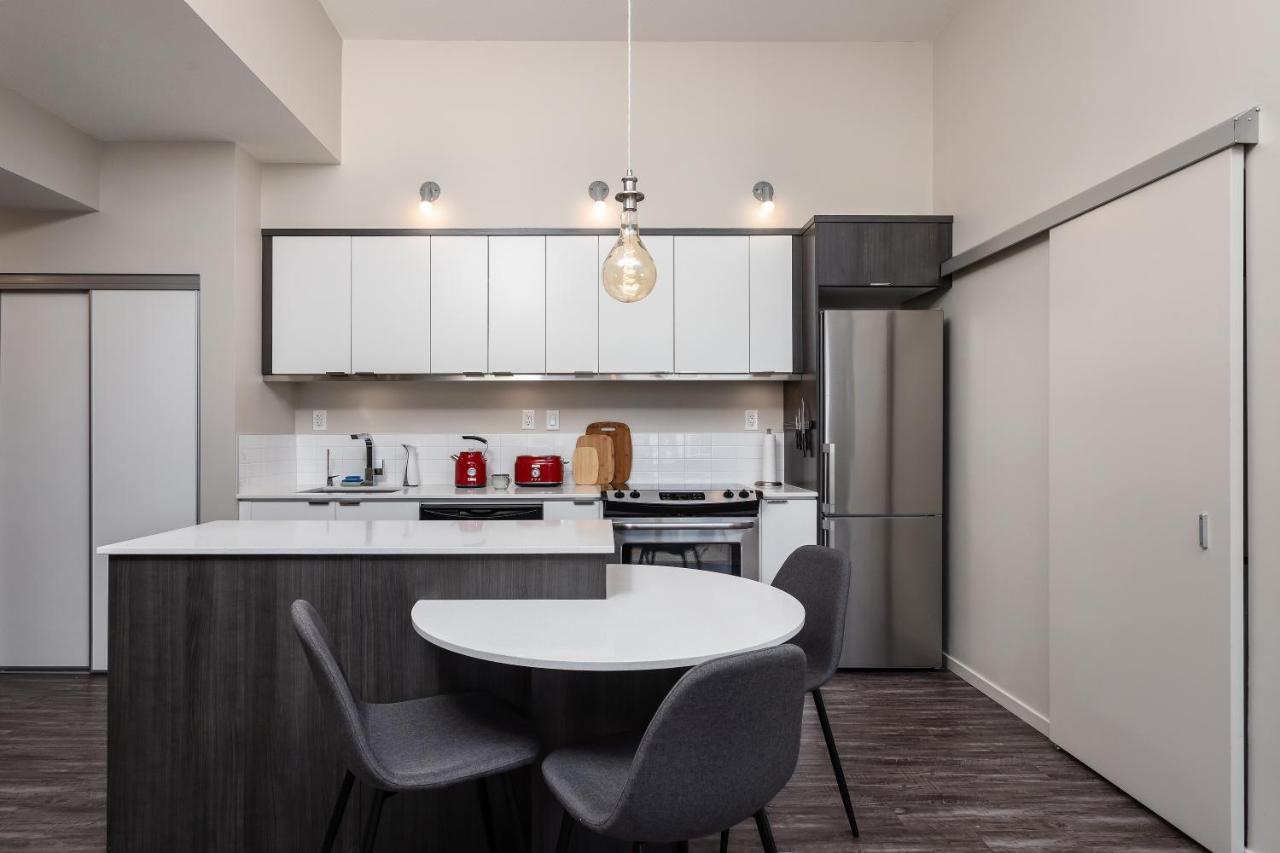 CORNER NEST - BRAND NEW LUXURY 2BED CONDO in DOWNTOWN Kelowna Exterior foto